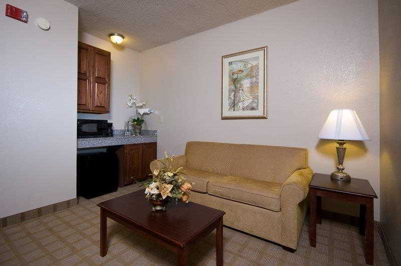 Best Western Plus Russellville Hotel & Suites Room photo